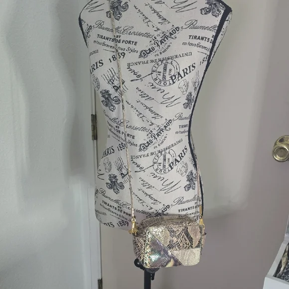 Stella McCartney Faux-Snakeskin Irredesent Camera/Crossbody (EUC)(RARE)(COA)🤍✨️ - Picture 4 of 17